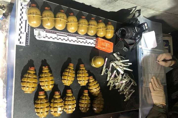 Поліція виявила у двох киян зброю, боєприпаси й наркотики (фото, відео)