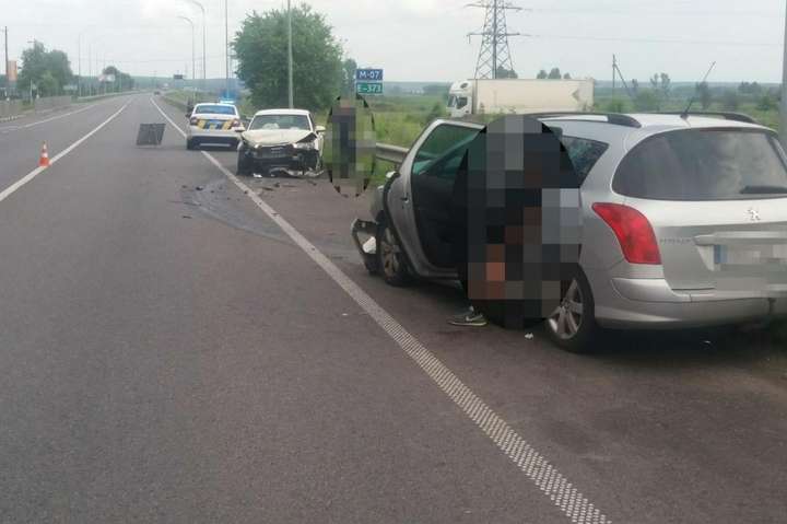 На Київщині зіткнулися лоб в лоб Audi та Peugeot (фото)