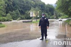 На Закарпатті річка Тиса затопила дороги державного значення