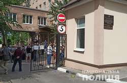 22 червня у медзаклад не пускали пацієнта для госпіталізації. Його зі швидкої допомоги довелося переносити на ношах разом з апаратом вентиляції легенів.