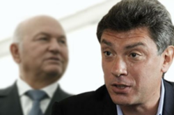 Покійний Нємцов виграв суд у покійного Лужкова