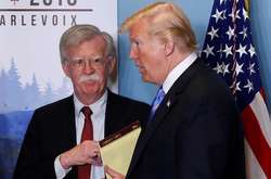   Трамп стверджує, що книга Болтона, яка включає численні звинувачення в порушеннях дій президента, містить секретну урядову інформацію    
