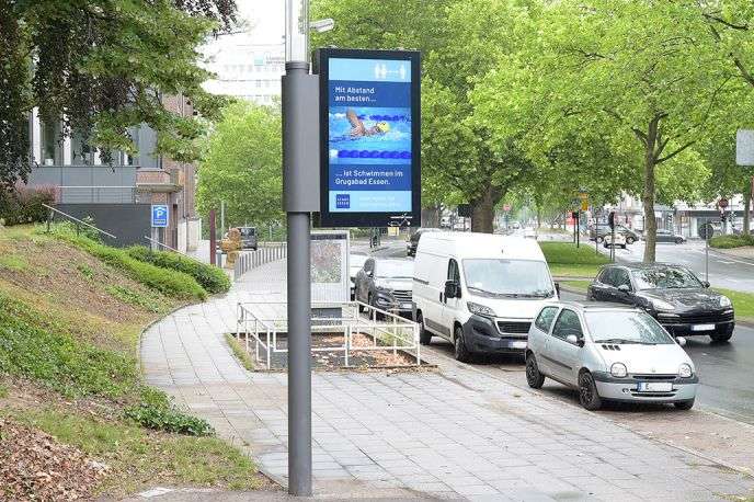 На вулицях Німеччини встановлено ліхтарі, які тестують повітря і заряджають електромобілі