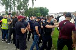 На Рівненщині побились поліція і націоналісти: глава патрульної постраждав від вибуху