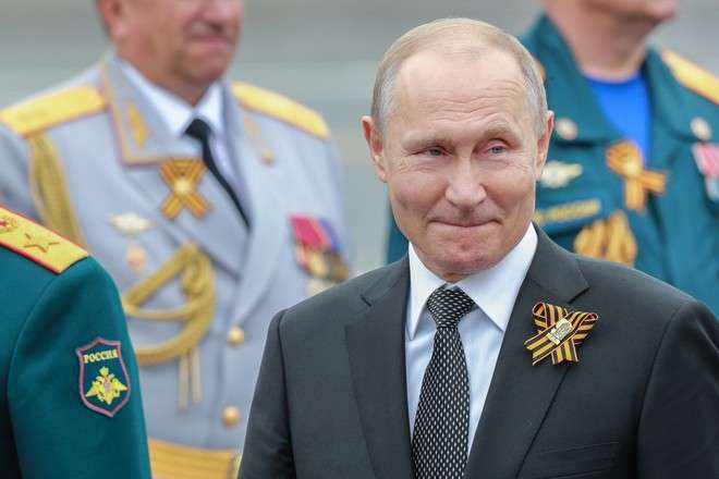 Путін сьогодні проводить військовий парад у Москві  