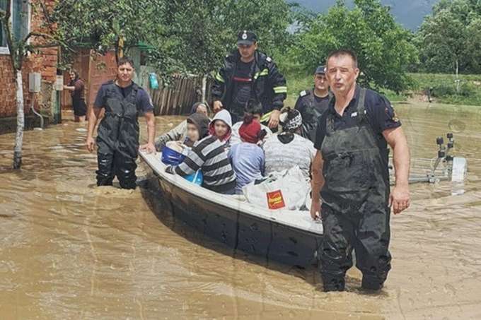 Через повені у Румунії затопило майже сотню сіл