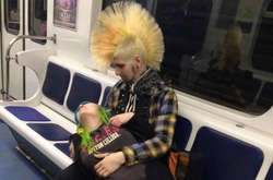 Фото странных людей из метро, которые точно рассмешили своих попутчиков