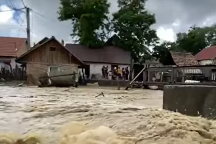 У Румунії через потужні зливи підтоплені 160 сіл і троє загиблих (відео)