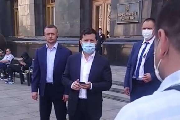 «Езжайте домой, я разберусь»: Зеленский вышел к протестующим шахтерам