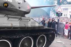 Те, чого не покажуть по телевізору. Танк ледве не в'їхав у натовп на параді в окупованому Криму