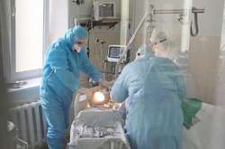 Столичні лікарі рятують життя хворим на коронавірус