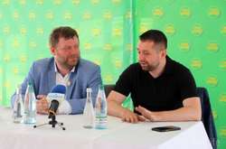 «Слугам народу» в Офісі президента радять мовчати про скандал з «жінкою-сосною»?