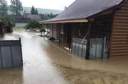 Також очікується затоплення сільськогосподарських угідь Новоселицького, Герцаївського та Кіцманського районів. Крім того, можливе затоплення блоків сигналізації військової частини у Новоселицькому районі