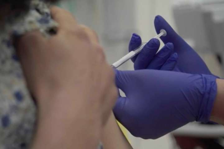 У Бразилії почали тестувати британську вакцину від коронавірусу