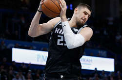 В нынешнем сезоне Лень провел 49 матчей, набирая в среднем 8 очков за игру, совершая 1 передачу и 6 подборов