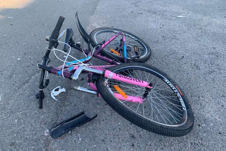 На Київщині п’яний водій на узбіччі збив дітей на велосипеді (фото)