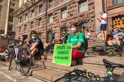 За минулі три місяці велоактивісти вже двічі влаштовували так звані лежачі протести біля мерії Києва