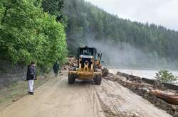 Рятувальники працювали вдень і вночі, щоб розчистити дороги 