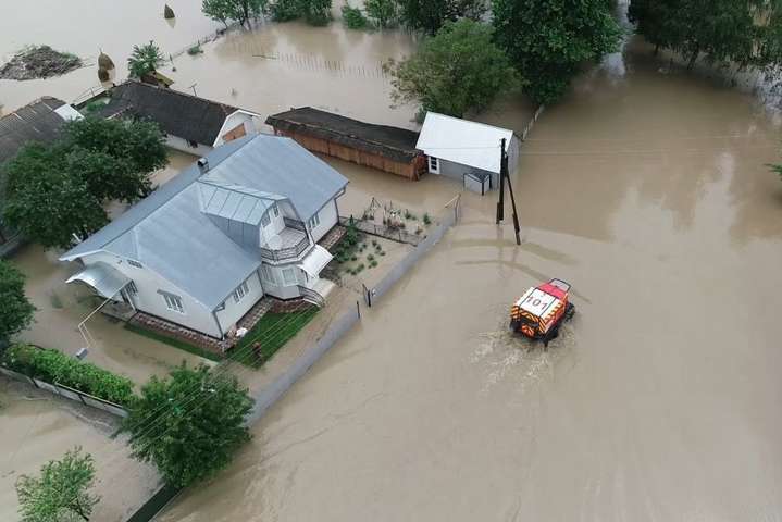 Непогода в Украине: подтоплено почти 300 населенных пунктов, разрушено 117 км автодорог