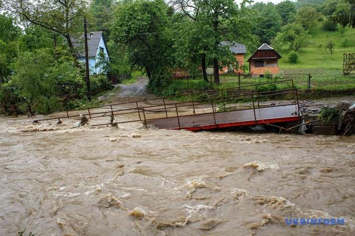 Повінь на Закарпатті: річка Турія знесла три мости й затопила півсотні будинків - Боротьба з повінню на Закарпатті - національна українська гра