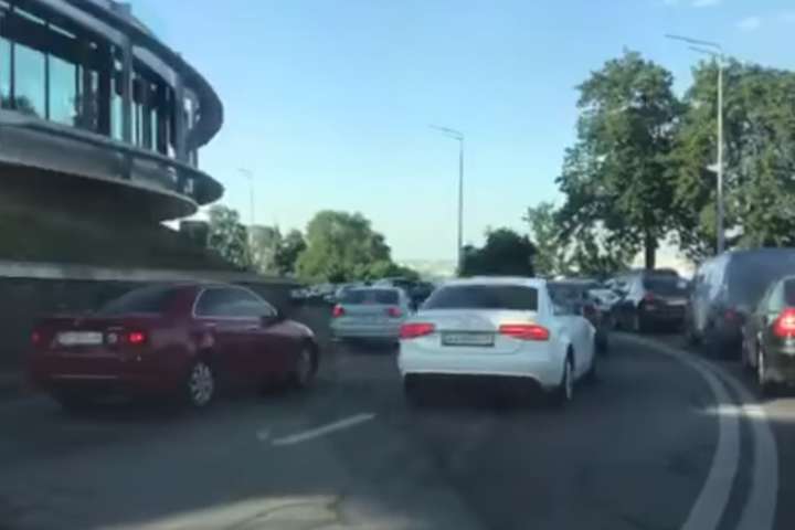 Київські водії поставили рекорд дорожнього жлобства. Вражаюче відео з Алеї Героїв Крут