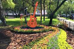 На клумбі конструкції музичної тематики