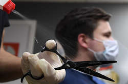 З 17 березня Кабмін заборонив  роботу суб`єктів господарювання, яка передбачає приймання відвідувачів, зокрема закладів громадського харчування, торговельно-розважальних центрів і побутового обслуговування населення. 