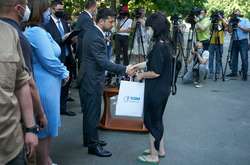 Володимир Зеленський вручив потерпілим від вибуху киянам сертифікати на перші 12 квартир