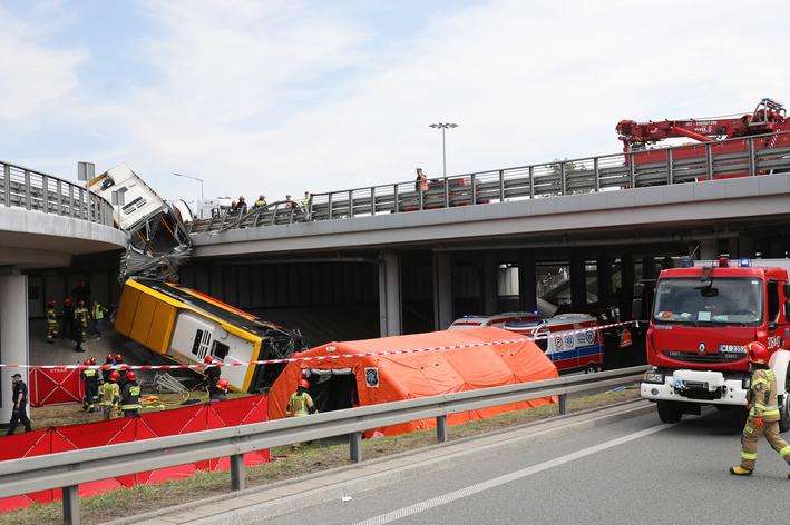У Варшаві автобус впав з мосту, одна людина загинула, 20 поранено