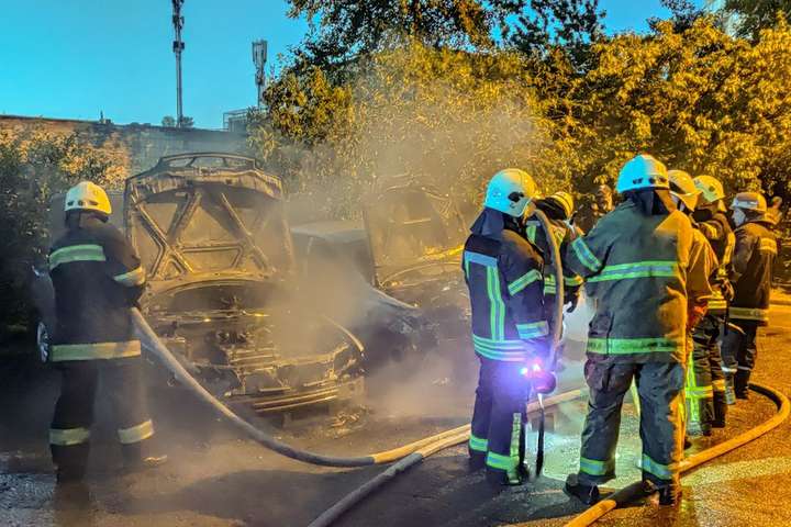 Вночі біля багатоповерхівки в Києві згоріли два автомобілі (фото)