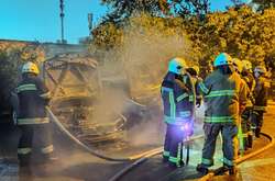 Вночі біля багатоповерхівки в Києві згоріли два автомобілі (фото)