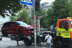 Евакуатор забрав елітну автівку на штрафмайданчик