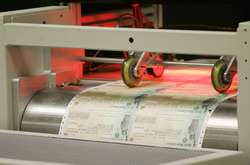 Чек допомоги громадянам США 2008 року. (AP Photo/Orlin Wagner)