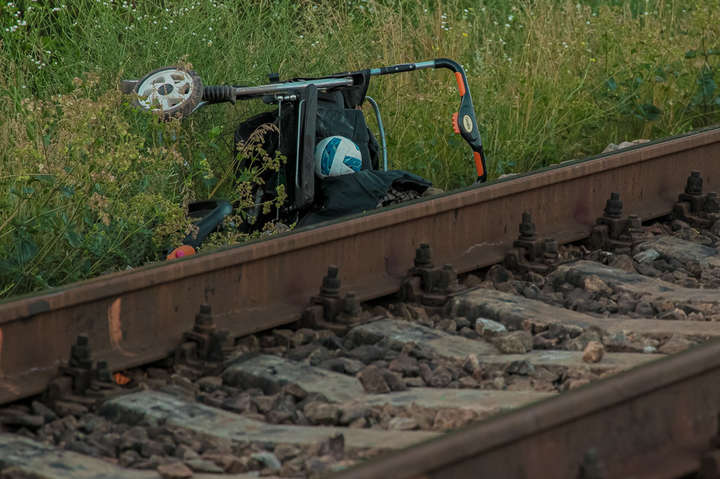 Коляска с ребенком попала под поезд в Днепре