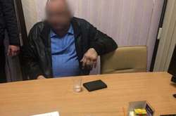 Правоохоронці затримали експосадовця у відділенні банку під час отримання $200 тисяч авансу. 