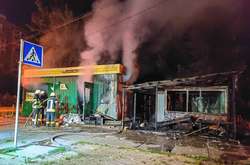 Пожежа сталася у двох поруч розташованих металевих павільйонах