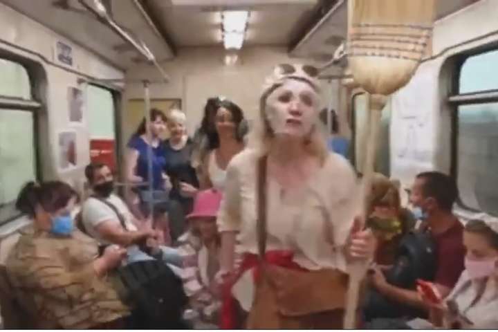 У київській підземці ходять невідомі жінки і закликають знімати маски (відео)