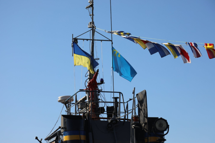 Українські моряки підняли кримськотатарський прапор на буксирі «Яни Капу»