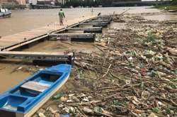 Пливе із України: в Угорщині показали тонни сміття на річці Тиса