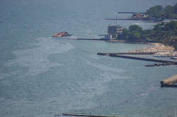 В Одессе закрыли пляж из-за утечки топлива с затонувшего танкера