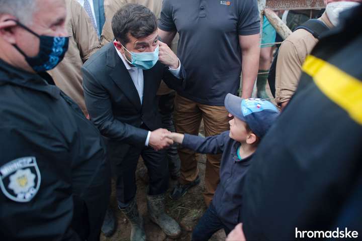 Чоботи президенту: на Прикарпатті місцевий житель віддав Зеленському своє взуття