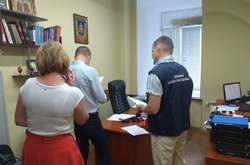 В 2018 році співробітник поліції, проводячи досудове розслідування у кримінально виробництві, вилучив під час обшуку на одному з підприємств 1,2 млн грн