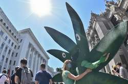 Під Офісом президента проходить акція за легалізацію медичного канабісу