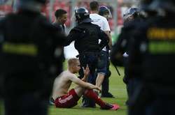 Ультрас угорського «Дебрецена» покарали футболістів за виліт у нижчий дивізіон безпосередньо на полі (відео)