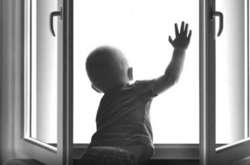 У поліції нагадують, що сітки на вікнах не здатні витримати вагу дитини