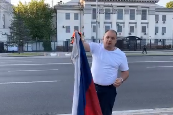 Мер Конотопа спалив трофейний прапор Росії навпроти посольства