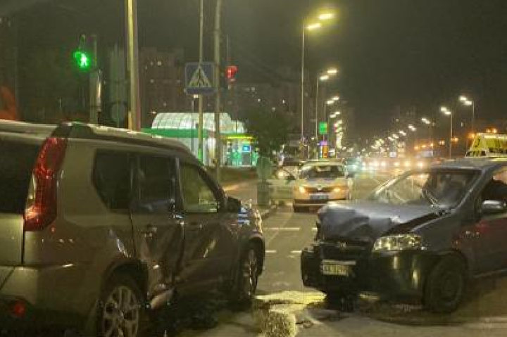На Дніпровській набережній у Києві не розминулися таксі і позашляховик (відео)