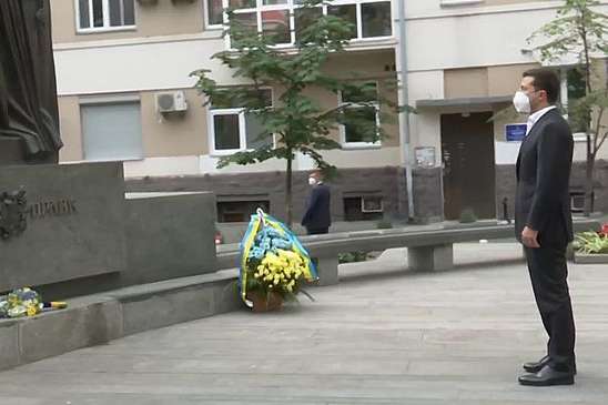Зеленський поклав квіти до пам’ятника творцю першої української Конституції