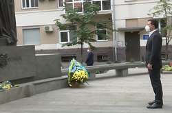 Зеленський поклав квіти до пам’ятника творцю першої української Конституції