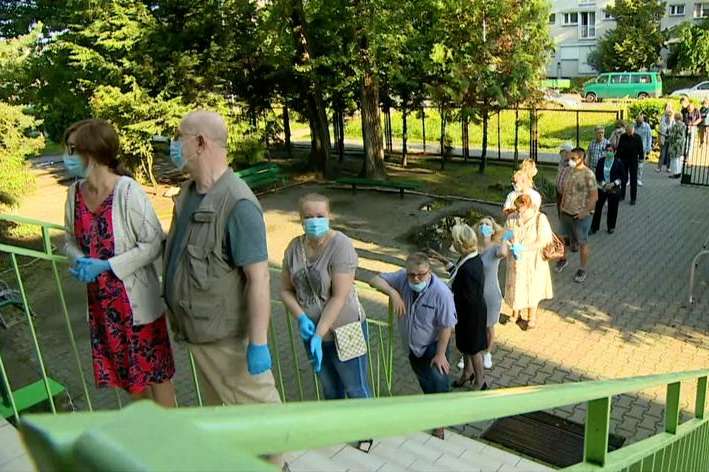 У Польщі перед виборчими дільницями вишикувалися  довжелезні черги (фото)